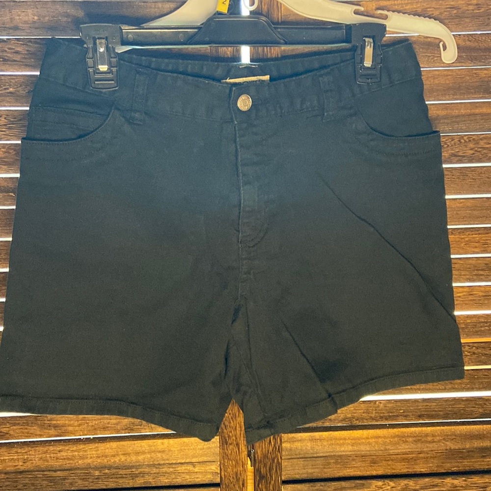 Shorts‎